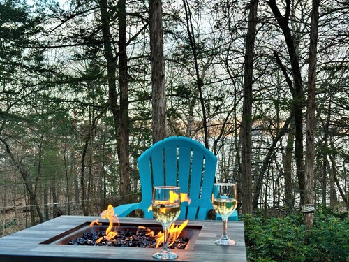 Lake Front Escape with Kayaks, Fire Pit, Pool & Pickleball