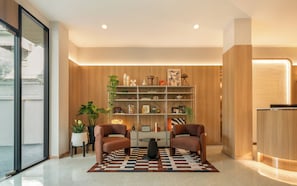 Lobby sitting area - Adelphi Itsaraphap (Bangkok)