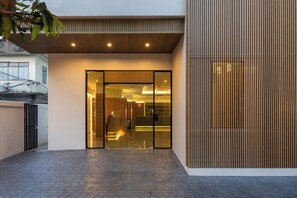 Property entrance - Adelphi Itsaraphap (Bangkok)