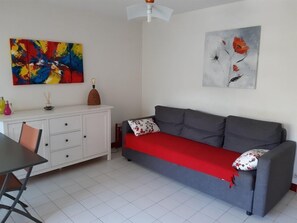 TV - Vacation rental with pool in Le Lavandou: beautiful one-bedroom apartment with a guest room,... (LE LAVANDOU)
