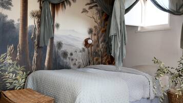 Schreibtisch, BĂŒgeleisen/BĂŒgelbrett, Reisekinderbett, kostenloses WLAN