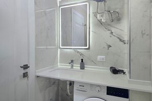 Shower, hair dryer, bidet, towels - Happy Stay Apartment by the Sea 095 (Golem)