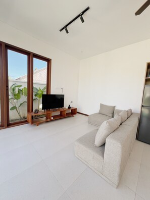 Deluxe Villa, Pool View | Living area | 43-inch Smart TV with digital channels - Villa Nazare (Ungasan)