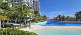 OYO 1143 The Emgrand Azure North