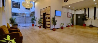 萨特拉傑萊布爾飯店  