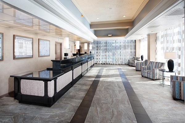 Arrive effortlessly to a bright lobby with comfortable seating.
