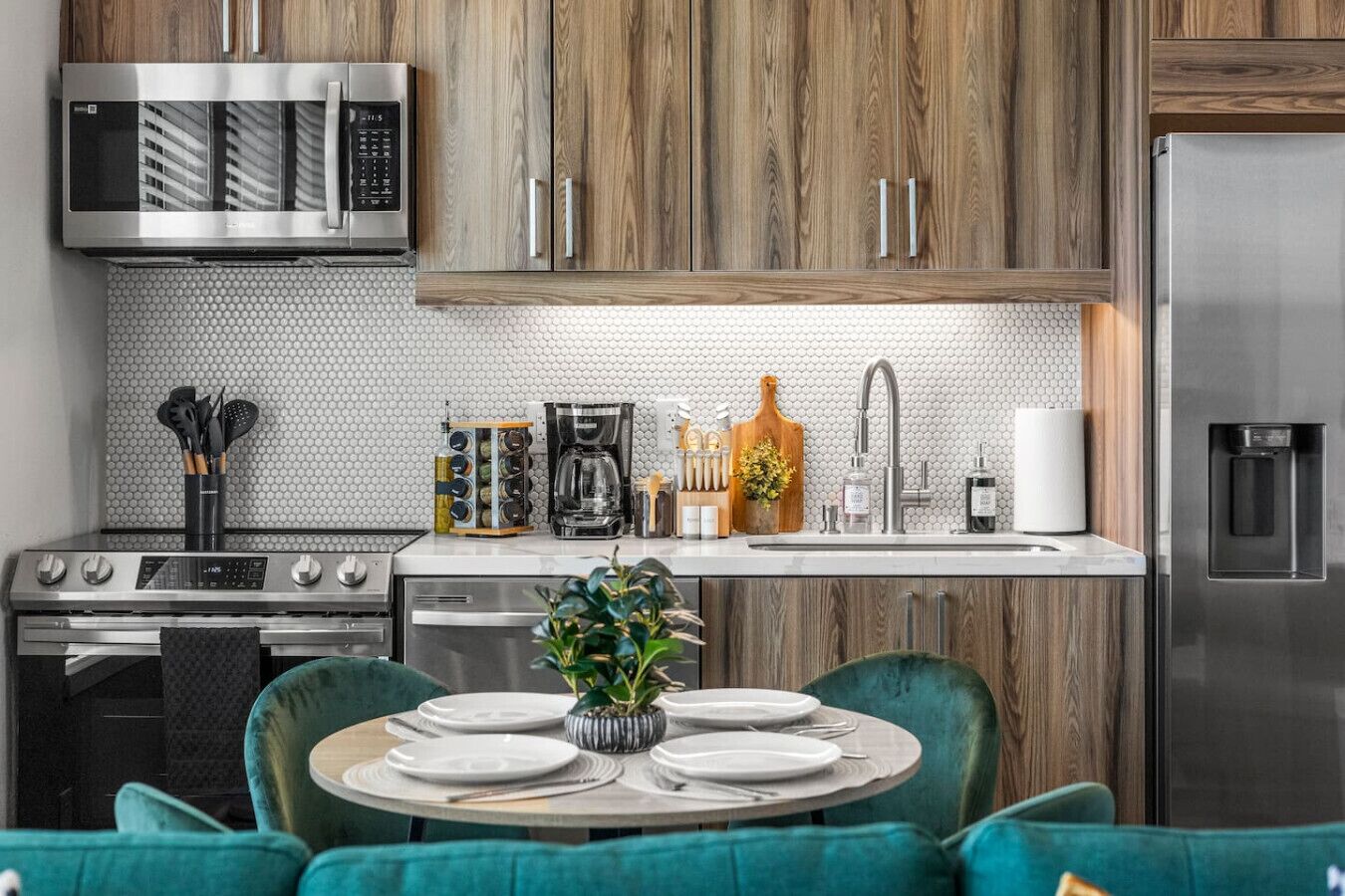 Coffee/tea maker, fridge, microwave, oven