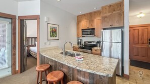 Frigorífico, microondas, horno y placa de cocina