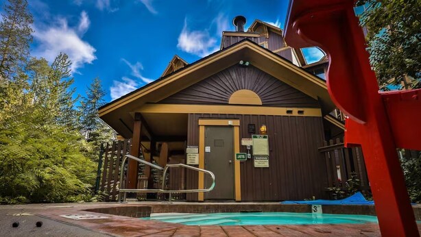 Un edificio con zona de piscina, un cartel que indica 'No se admiten mascotas' y un letrero de 'Jets'.