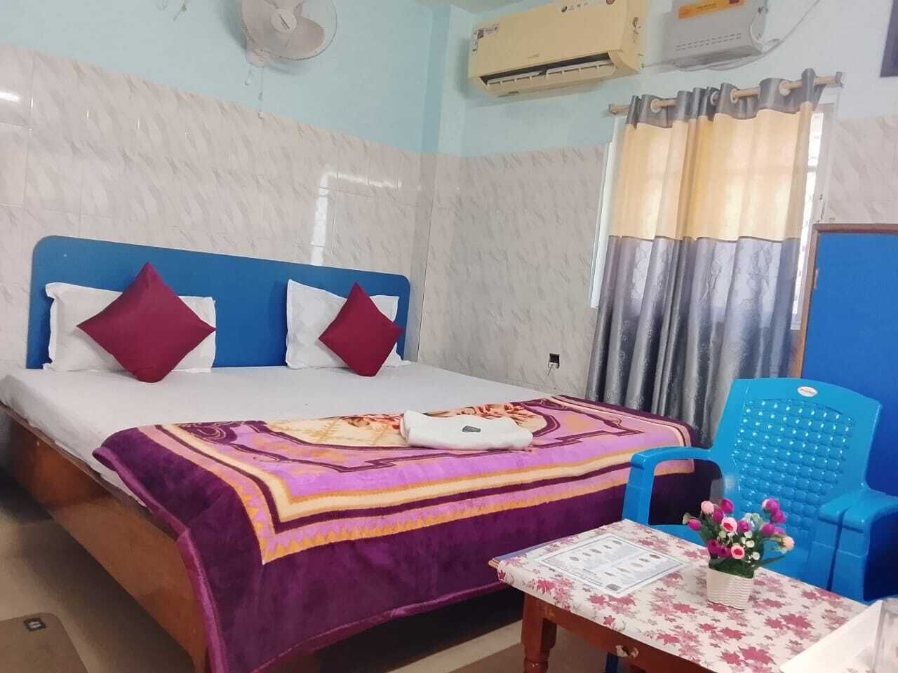 Rom – deluxe | Skrivebord, skrivebord for bærbar PC og wi-fi (inkludert)