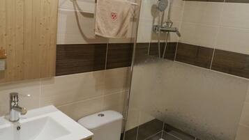 SĂšche-cheveux, serviettes fournies, savon, papier toilette