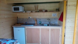 A compact kitchen with a microwave, sink, and a small refrigerator. - CHAMBRE-GÎTE LES TOURTEREAUX EN ISERE (LE VERCORS) (Saint-Just-de-Claix)