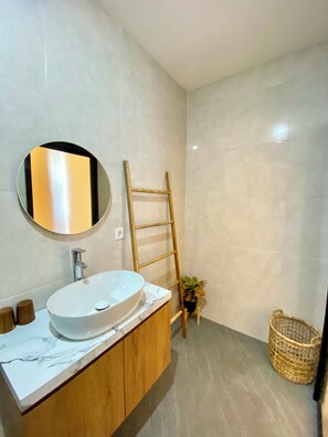 Deluxe Villa, Pool View | Bathroom | Shower, free toiletries, towels, soap - Villa Indah (Ungasan)
