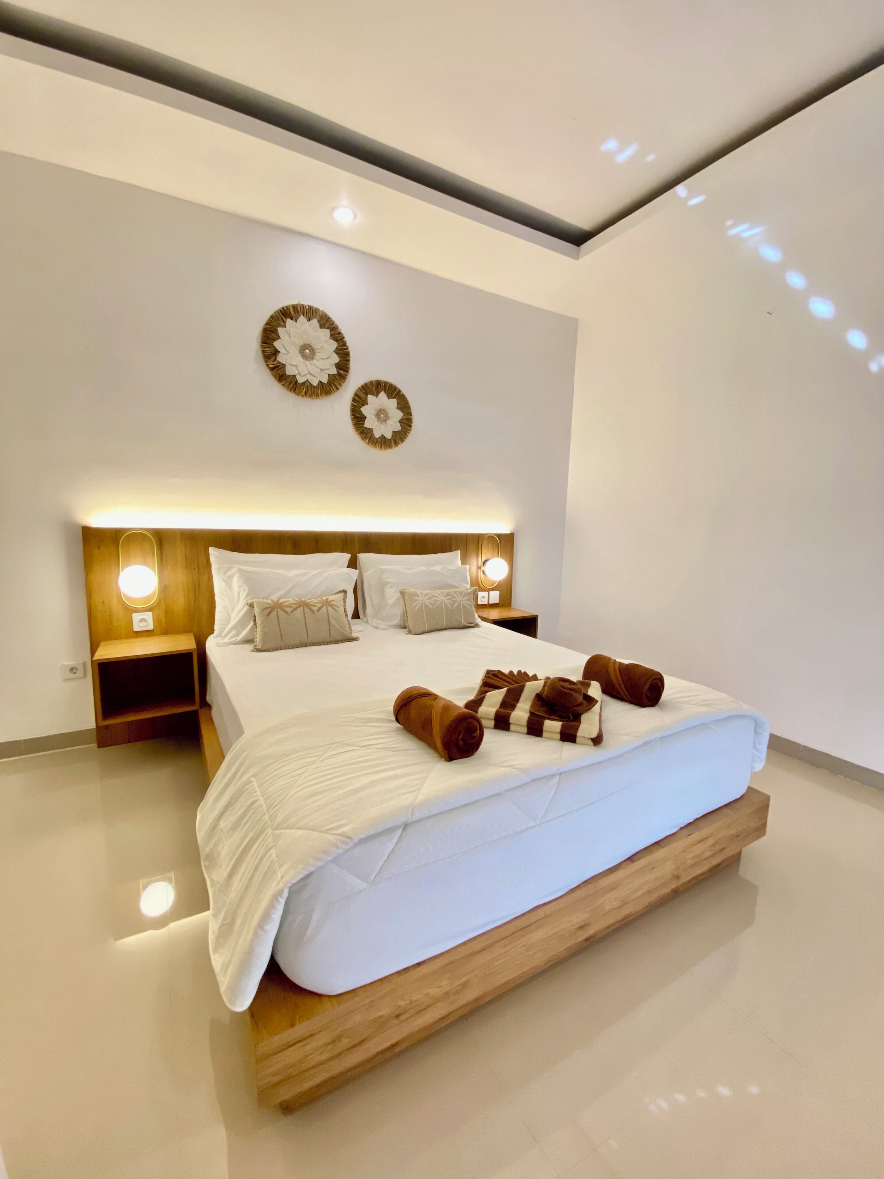 Escritorio, espacio para trabajar con laptop y wifi gratis 