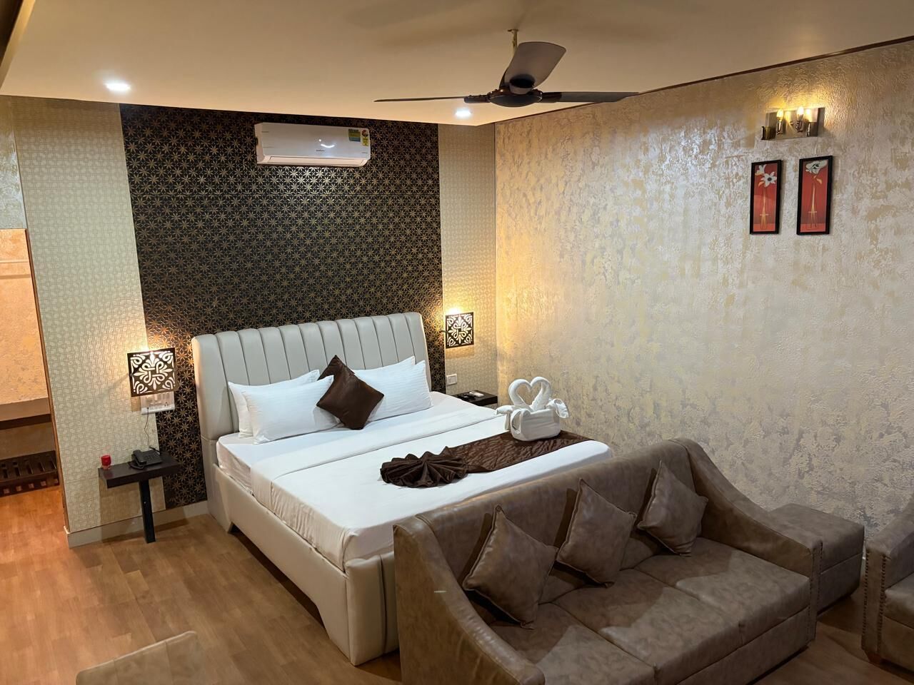 Luxury Suite, Pool View | Desk, free WiFi