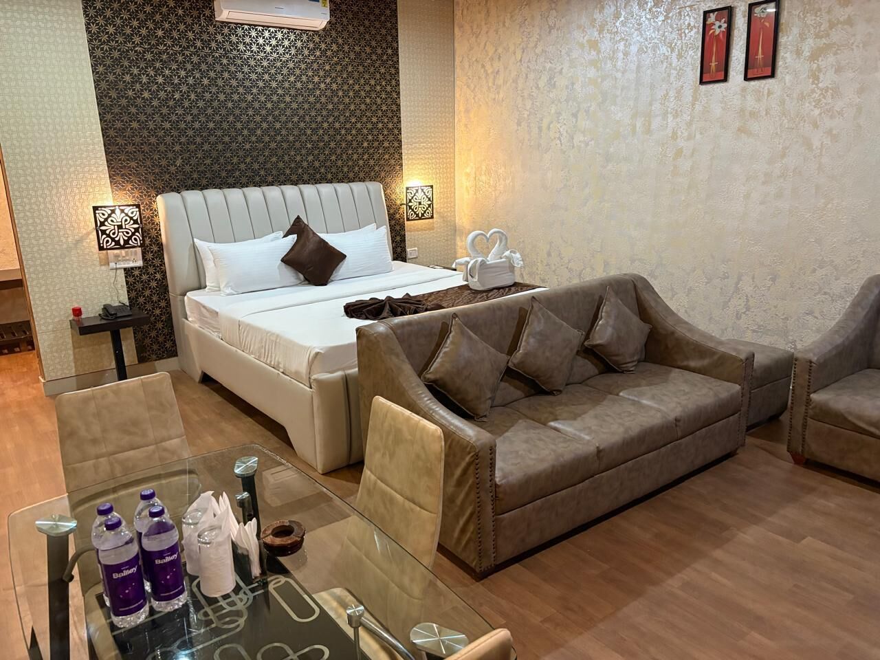 Luxury Suite, Pool View | Interior