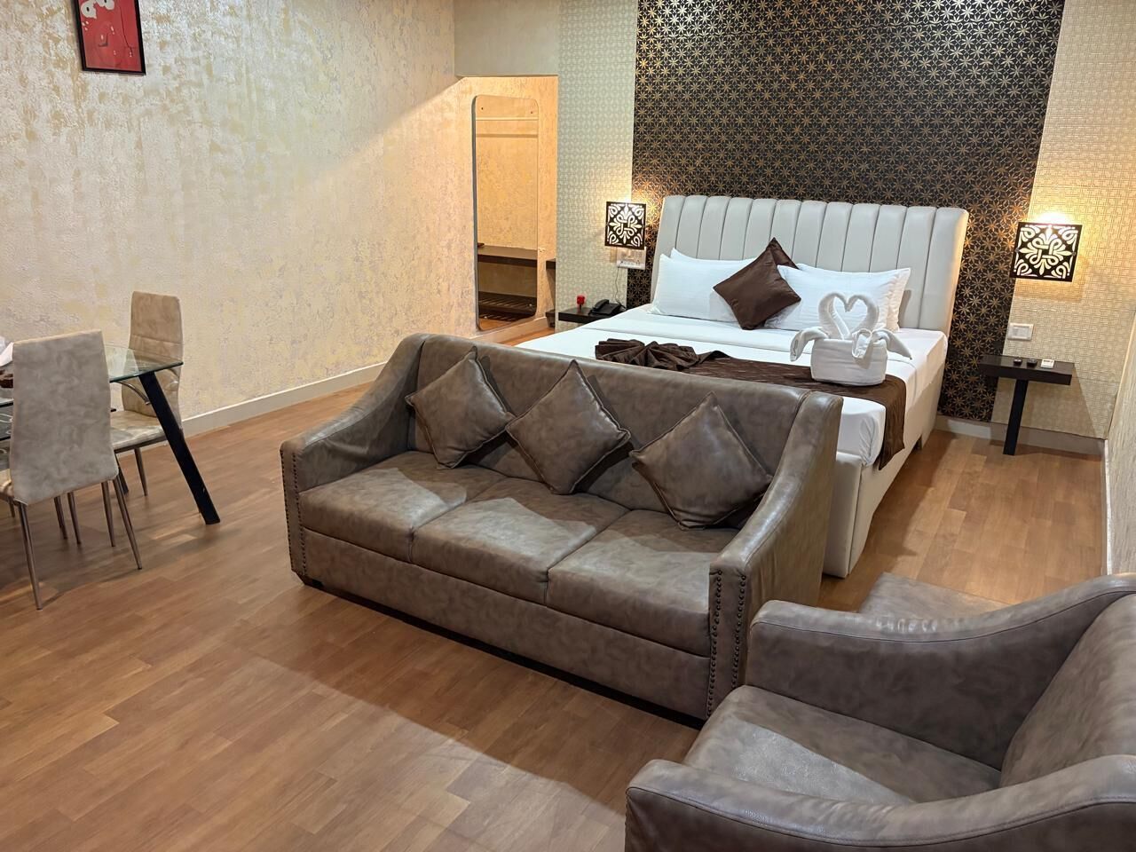 Luxury Suite, Pool View | Desk, free WiFi