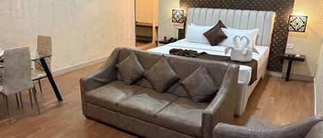 Suite Luxe, vue piscine | Bureau, Wi-Fi gratuit