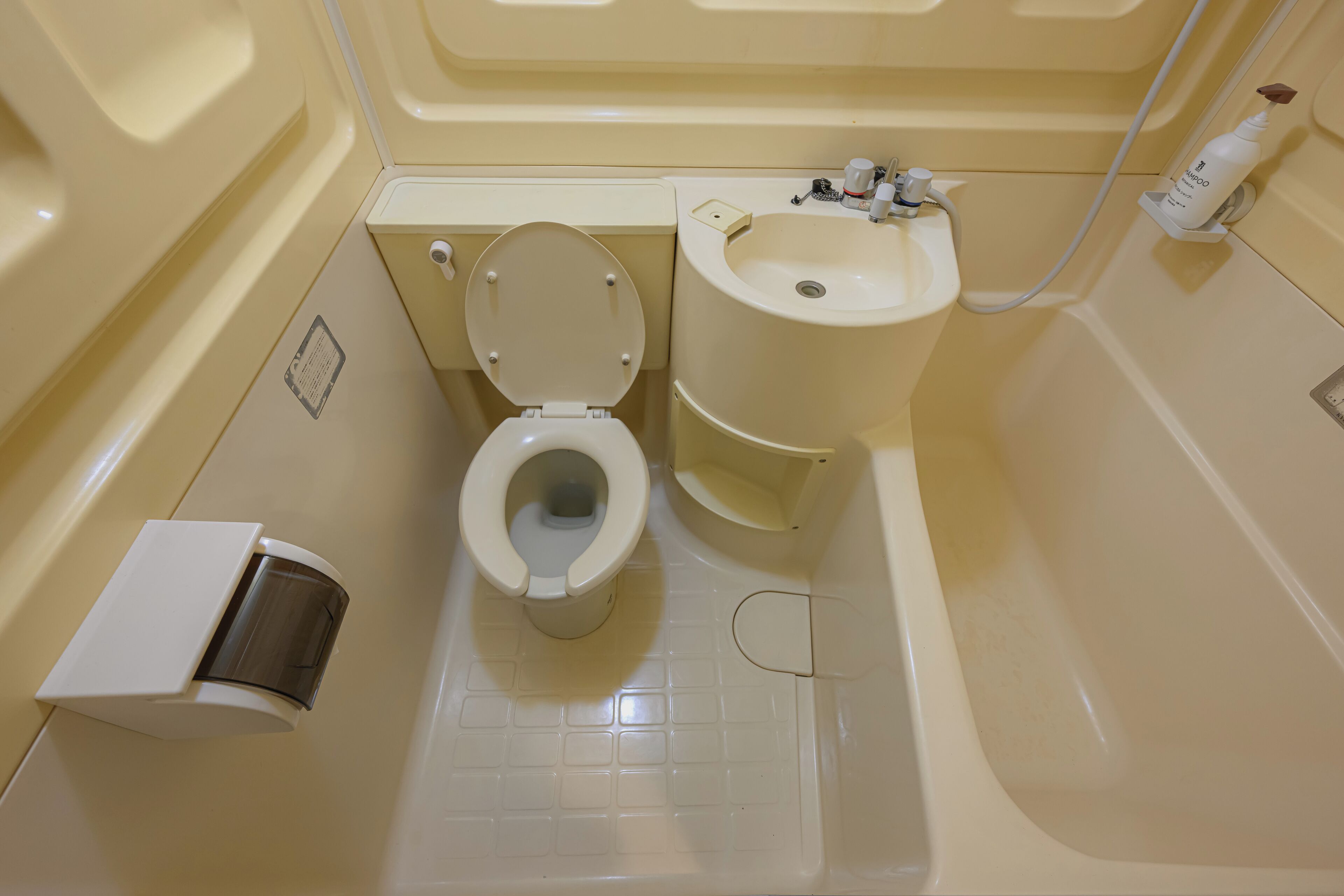 Secadora de cabello, toallas, jabón, papel de baño 
