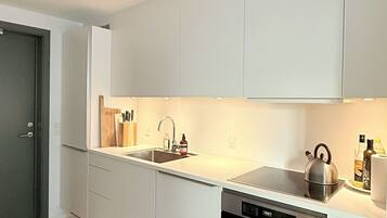 Fridge, oven, stovetop, dishwasher