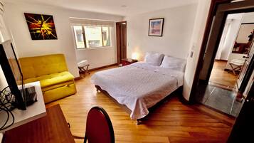 Escritorio, espacio para trabajar con laptop y wifi gratis