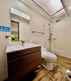 Comfort-Doppelzimmer, Gartenblick | Badezimmer | Dusche, kostenlose Toilettenartikel, Handtücher, Seife