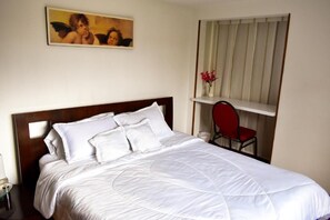Comfort Double Room, Garden View | Desk, laptop workspace, free WiFi, wheelchair access - HOTEL CASA IRIS (Chía)