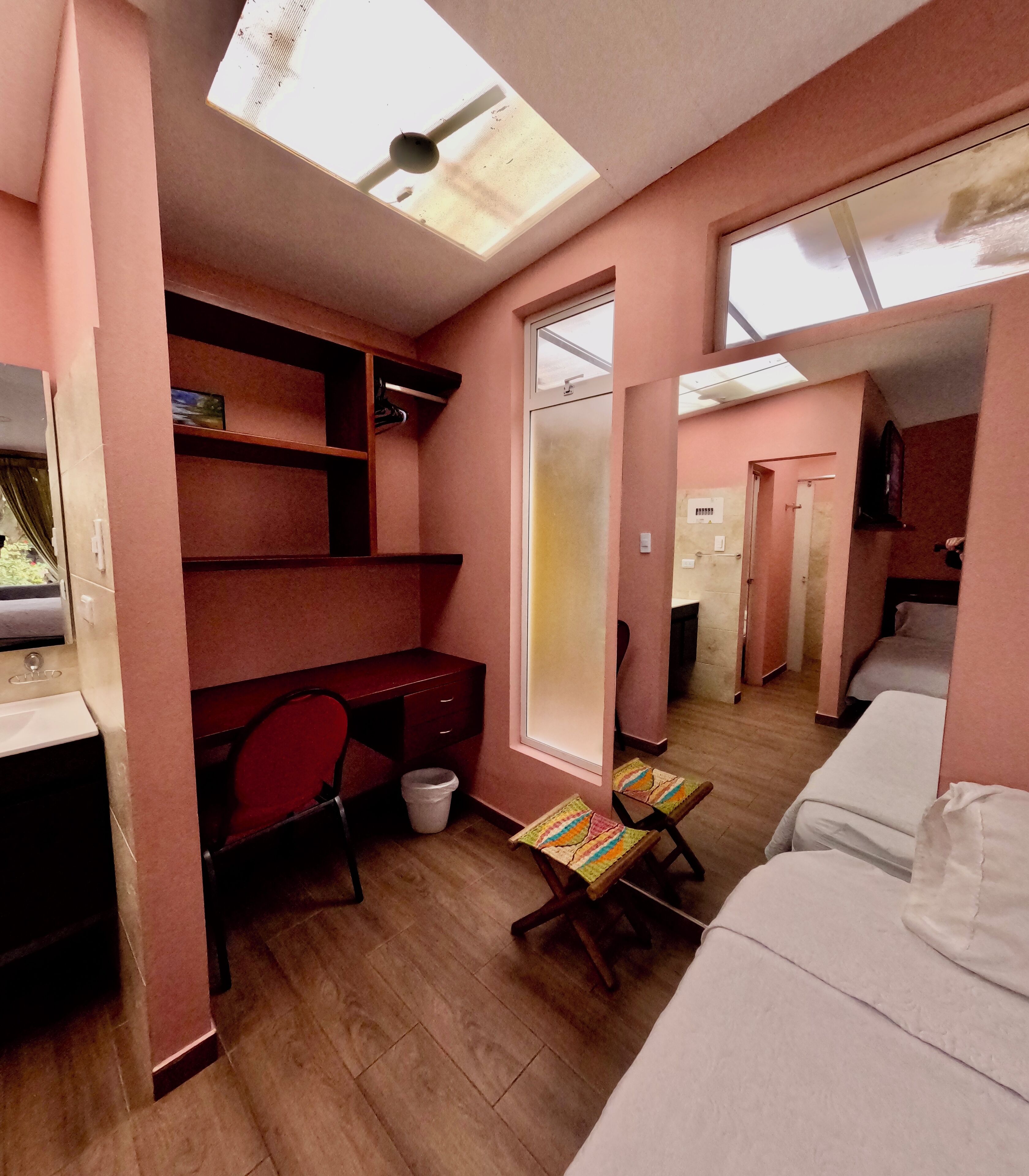 Habitación pequeña con escritorio, silla y literas.