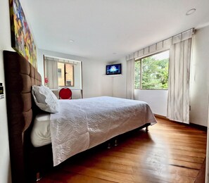 Comfort-dobbeltværelse - udsigt til have | Skrivebord, arbejdsområde til bærbare computere, gratis Wi-Fi