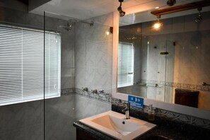 Dusche, kostenlose Toilettenartikel, Handtücher, Seife