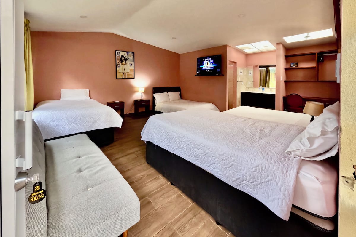 Perheyhteismajoitus, näköala puutarhaan | Työpöytä, kannettavalle tietokoneelle sopiva työtila, ilmainen Wi-Fi