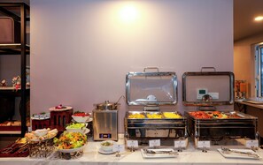Petit déjeuner buffet (150000 VND par personne)