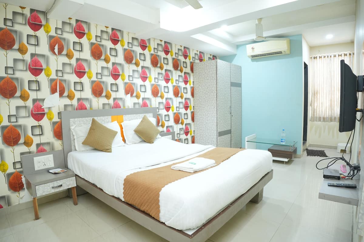 Superior Room | Egyptian cotton sheets, premium bedding, memory foam beds, desk