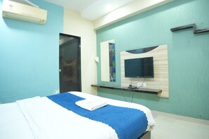 Superior Room | Egyptian cotton sheets, premium bedding, memory-foam beds, desk - HOTEL SIGNOR (Ahmedabad)