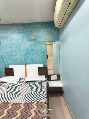 Superior Room | Egyptian cotton sheets, premium bedding, memory foam beds, desk - HOTEL SIGNOR (Ahmedabad)