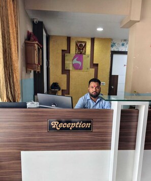 Lobby - HOTEL SIGNOR (Ahmedabad)