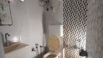 Habitación superior | Baño | Regadera, regadera tipo lluvia, amenidades de baño gratuitas, toallas