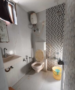 Superior Room | Bathroom - HOTEL SIGNOR (Ahmedabad)