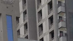 Un immeuble à plusieurs étages sur lequel on peut lire l’inscription « HÔTEL SIGNOR ».