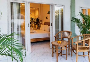 Vila luxo, sacada, vista para o pátio | Ferros/tábuas de passar roupa, Wi-Fi de cortesia