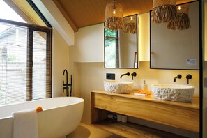 Vila luxo, sacada, vista para o pátio | Banheiro | Banheira, secador de cabelo, toalhas de banho, sabonete