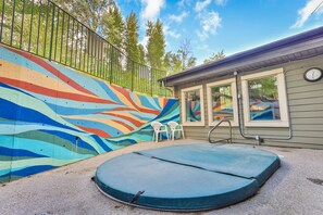 Banyera d'hidromassatge a l'aire lliure