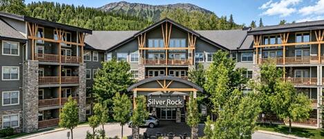 Un hotel de varios pisos con fachada de piedra, balcones y un cartel que dice 'Silver Rock'.