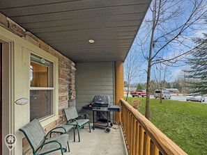Terrace/patio - Cozy Ground-Floor Studio with AC & Hot Tub (Fernie)