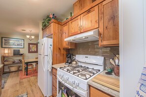 Fridge, microwave, oven, stovetop - Cozy Sunriver Analog Escape (Sunriver)