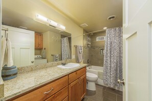 Hair dryer, towels, soap, shampoo - Cozy Sunriver Analog Escape (Sunriver)