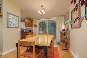 Dining - Cozy Sunriver Analog Escape (Sunriver)