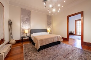 Iron/ironing board, WiFi, bed sheets - Walk everywhere, sleep peacefully - Upper French Quarter House w Couryard (New Orleans)