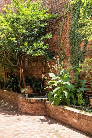 Property grounds - Walk everywhere, sleep peacefully - Upper French Quarter House w Couryard (New Orleans)