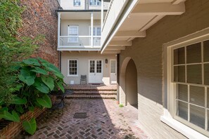 Terrace/patio - Walk everywhere, sleep peacefully - Upper French Quarter House w Couryard (New Orleans)
